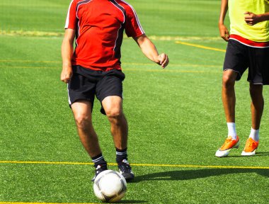 Erkekler futbol oynayan