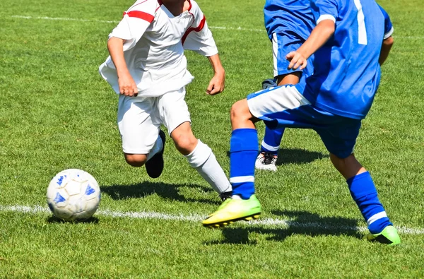 Los niños juegan al fútbol —  Fotos de Stock