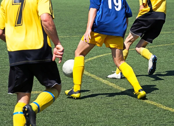 Jogar futebol — Fotografia de Stock