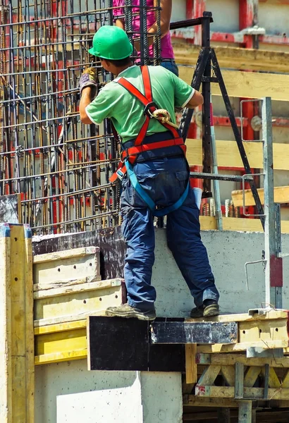 Homem está trabalhando no canteiro de obras — Fotografia de Stock