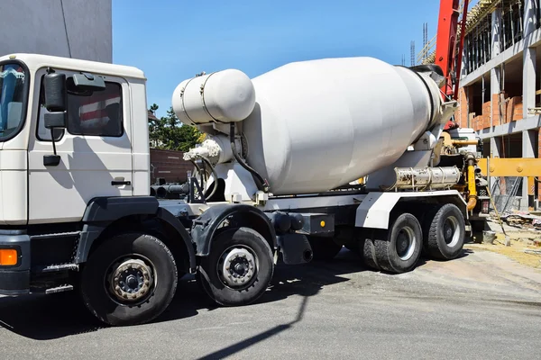 Cement mixer vrachtwagen op de bouwplaats Stockfoto