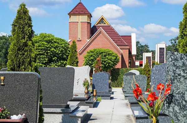 Tombstones and a chapel in the cemetery — Stock Photo, Image