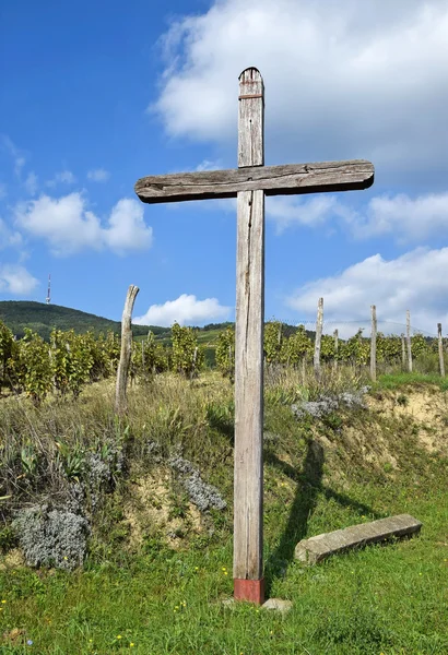丘側に木製の十字架 — ストック写真
