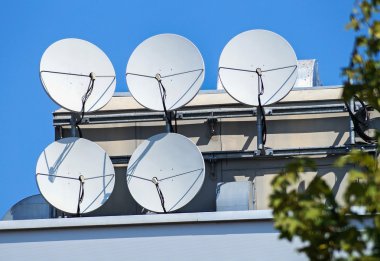 Yüksek bir binanın üst çanak antenler