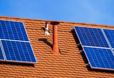 Güneş panelleri ve çatıda duman yığınları