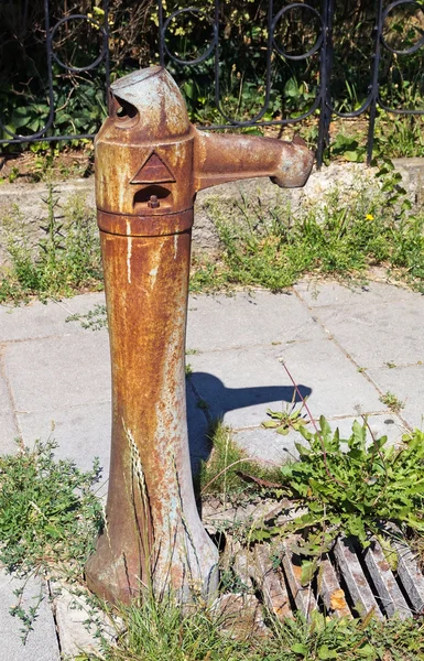Stary zardzewiały wody pompy na ulicy — Zdjęcie stockowe