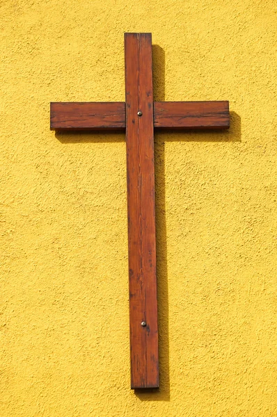 教会の壁に木製の十字架 — ストック写真