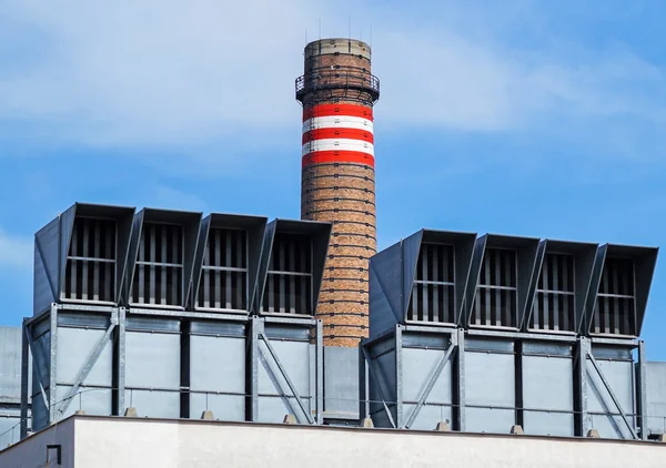Rauchschwaden und Luftfilter des Kraftwerks — Stockfoto