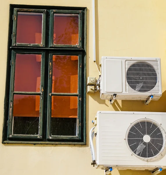 Climatiseur sur le mur d'un bâtiment — Photo