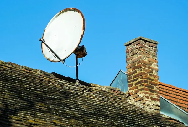 Antenas e pilha de fumaça no telhado — Fotografia de Stock