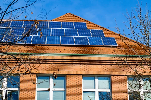 Paneles solares en el techo de un edificio — Foto de Stock