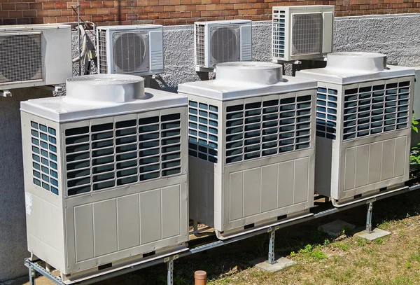 Grote industriële air conditioners buitenshuis Stockfoto