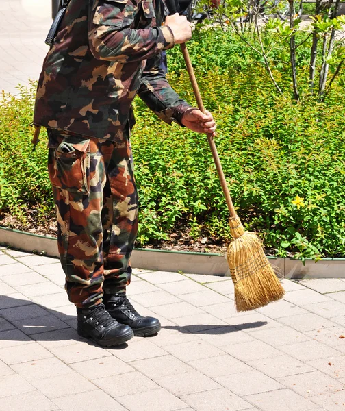 Ordu asker bir süpürge ile — Stok fotoğraf