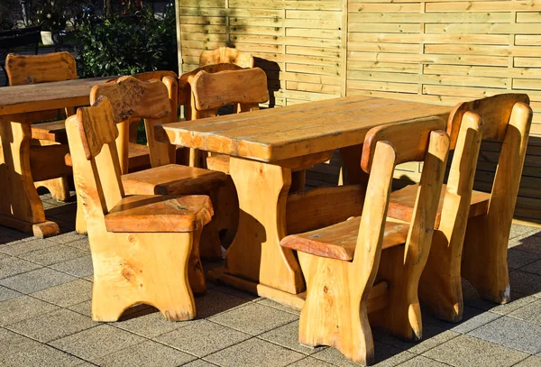 Holzbänke und Tische im Freien — Stockfoto