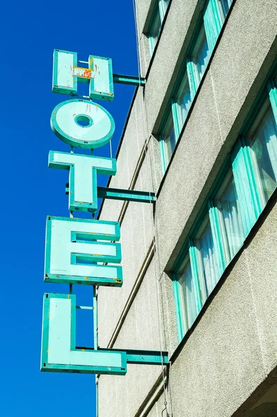 Вывеска отеля на здании отеля — стоковое фото