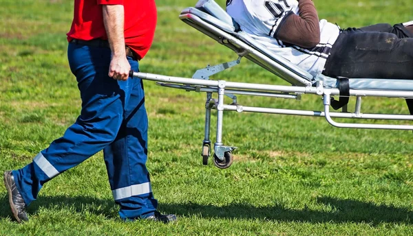 Médico quita el jugador de fútbol lesionado —  Fotos de Stock