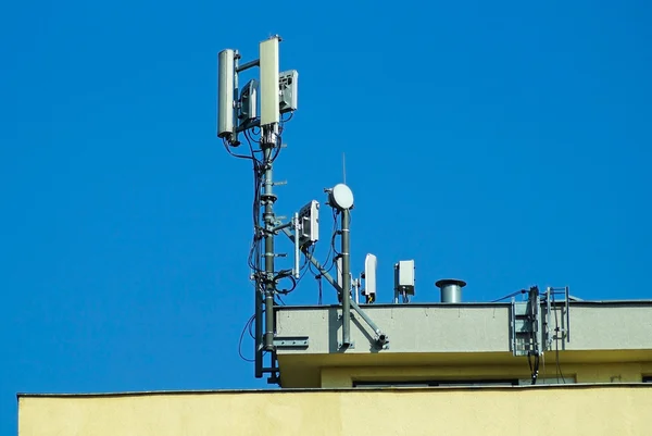 Antennes sur le dessus d'un bâtiment — Photo