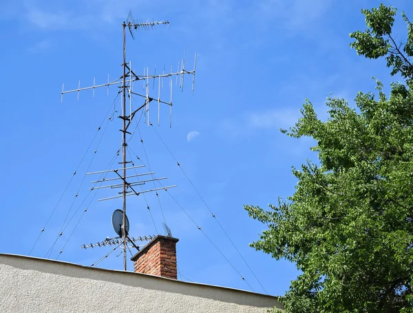 Çatıda televizyon anteni — Stok fotoğraf