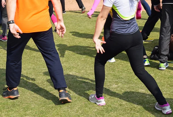 Γυναίκες είναι το ζέσταμα πριν έναν αγώνα τρεξίματος — Φωτογραφία Αρχείου
