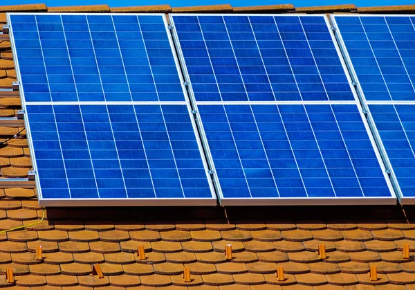 Paneles solares en el techo — Foto de Stock