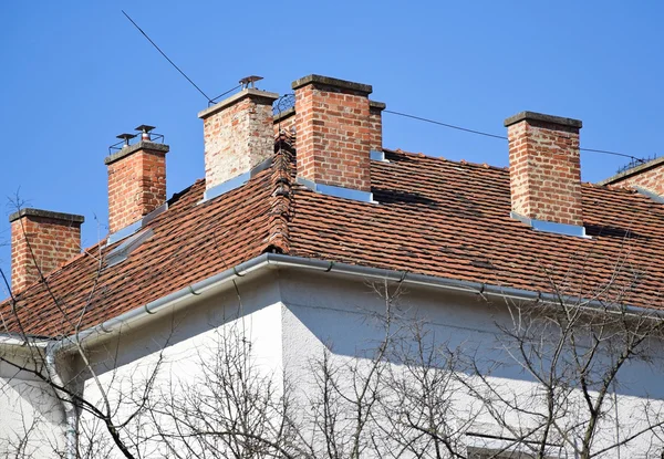 Rauchschwaden auf dem Dach — Stockfoto