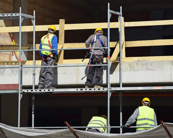 Trabajadores de construcción en el trabajo — Foto de Stock