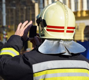 Onun cep telefonu ile fotoğraf itfaiye eri alıyor