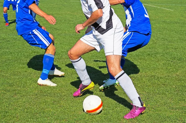 Jugando fútbol — Foto de Stock