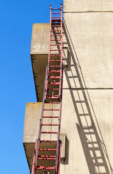 Scala accanto a un edificio — Foto Stock