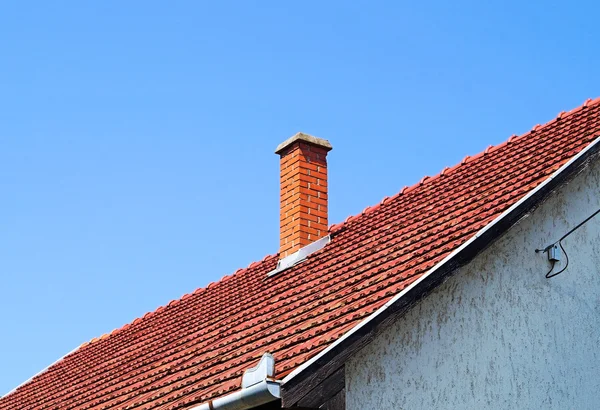 Huis dak met rook stack — Stockfoto