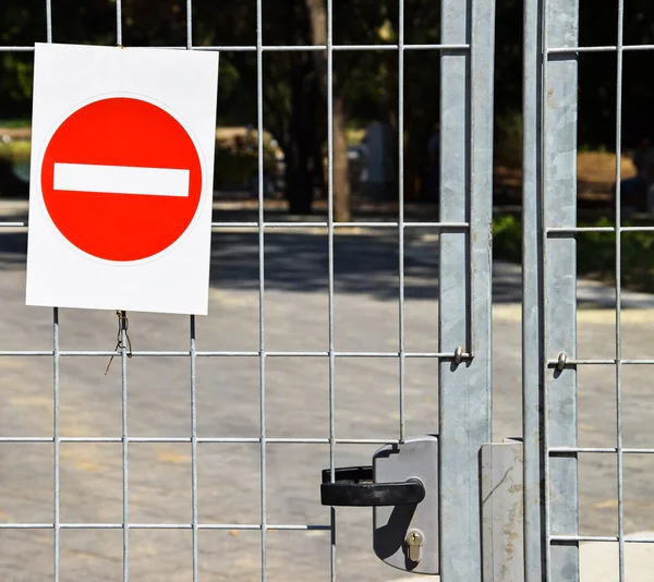 Metalen poort en voer geen teken — Stockfoto