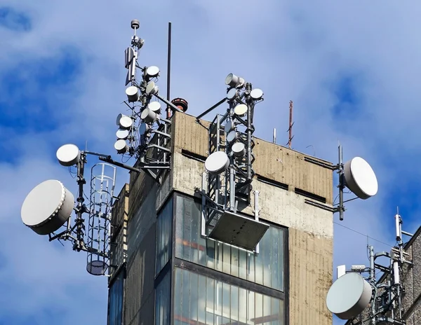 Antenas no topo de um edifício — Fotografia de Stock