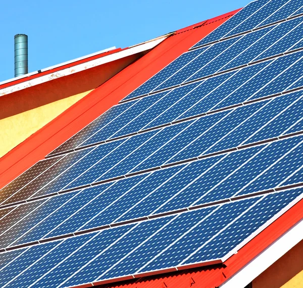 Paneles solares en el techo — Foto de Stock