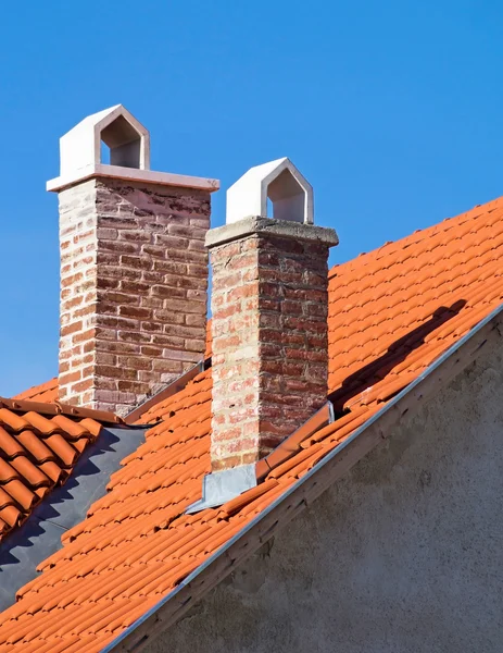Крыша дома с дымовой трубой — стоковое фото