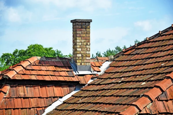 スモーク ・ スタックと家の屋根 — ストック写真
