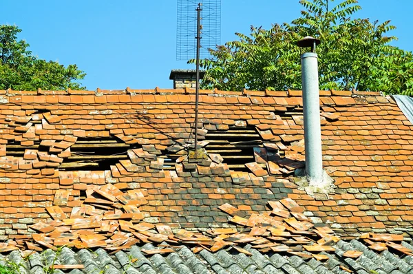 破損した家の屋根 — ストック写真