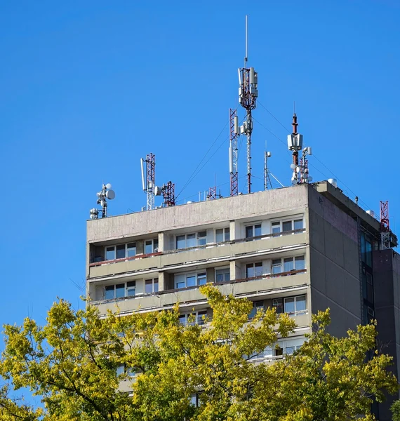 Antenas no topo de um edifício alto — Fotografia de Stock