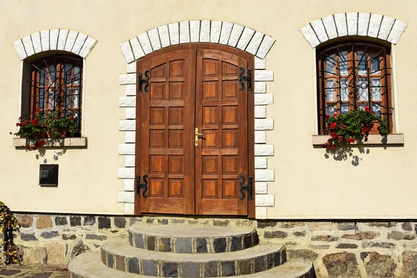 Drzwi i okna starego budynku — Zdjęcie stockowe