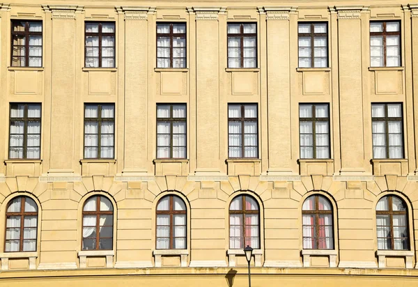 Ventanas de la universidad, Debrecen, Hungría — Foto de Stock