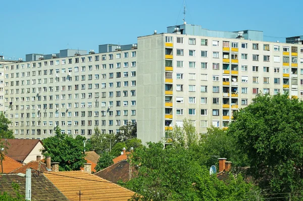 Budynek apartamentowy w mieście — Zdjęcie stockowe