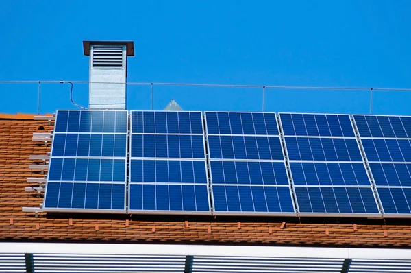 Solární panely na střeše budovy — Stock fotografie