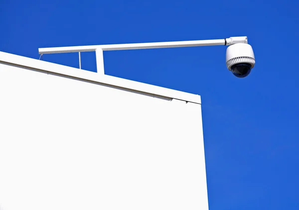 Überwachungskamera auf dem Dach eines Gebäudes — Stockfoto