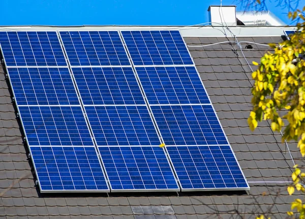 Paneles solares en el techo de un edificio — Foto de Stock