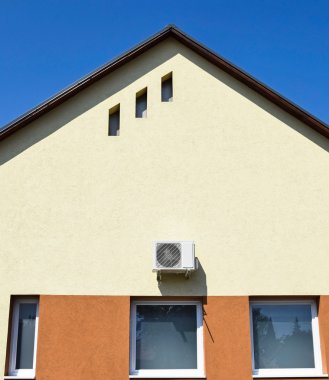 Binanın duvarında klima var.