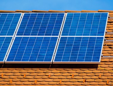 Bir binanın çatısındaki güneş panelleri