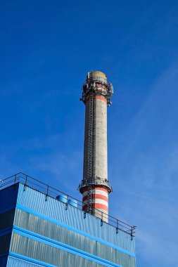 Elektrik santralinin duman yığınları