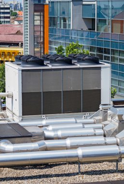 Klimalar üst kısmında bir ofis binası