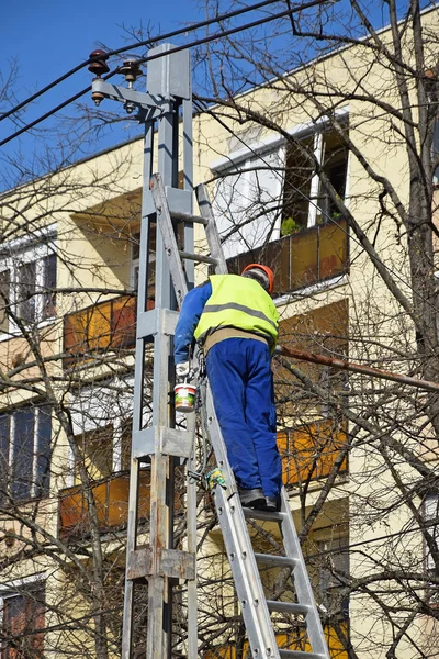 L'électricien travaille sur le pylône — Photo