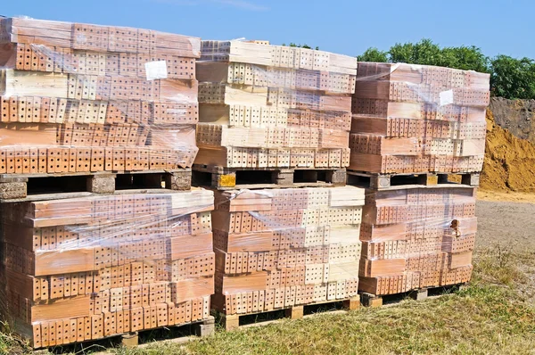 Nuevos ladrillos en la obra — Foto de Stock