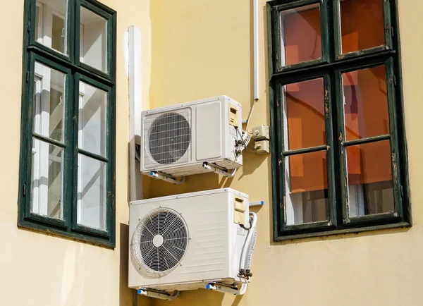 Airconditioners aan de muur — Stockfoto